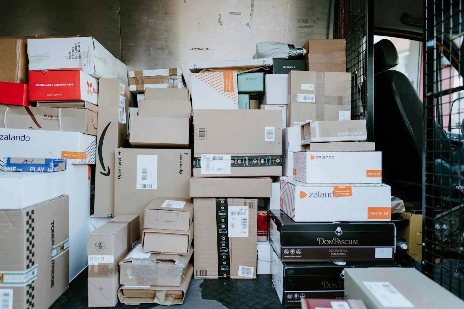 Paketversand-Vergleich: DHL- oder Hermes-App günstiger?