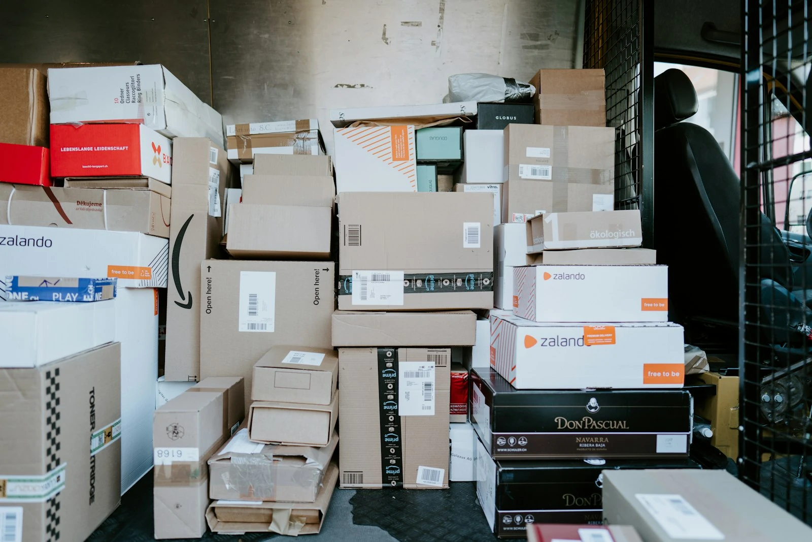 Paketversand-Vergleich: DHL- oder Hermes-App günstiger?