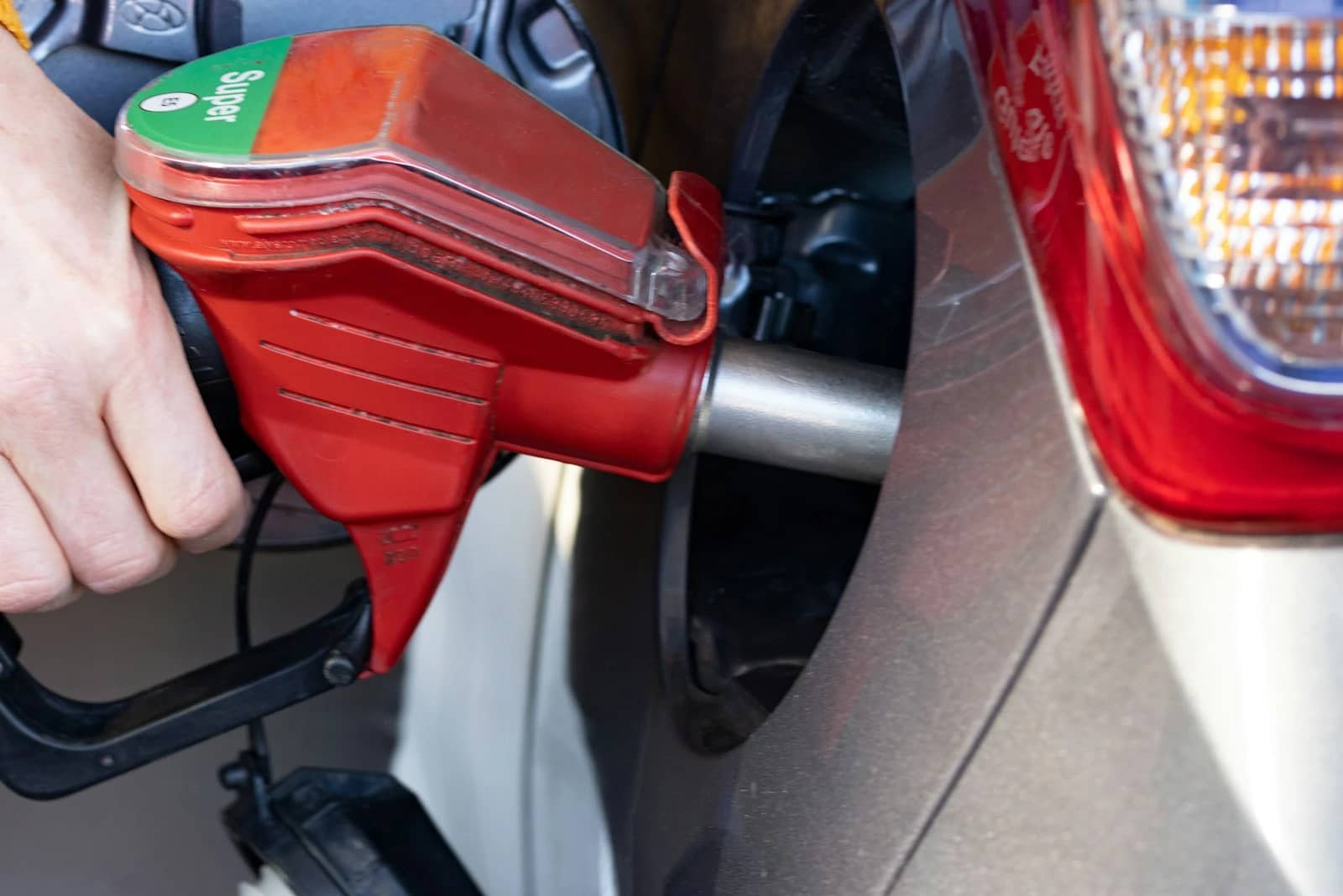 12-Uhr-Regel: Lohnt Tanken vor Mittag laut Tank-App?